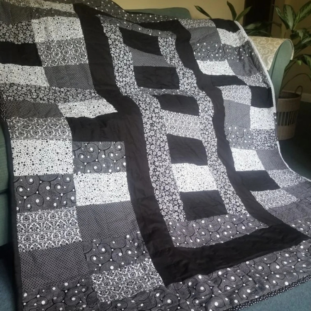 Handmade Quilt - "Midnight Magic" - Picture 3 of 9